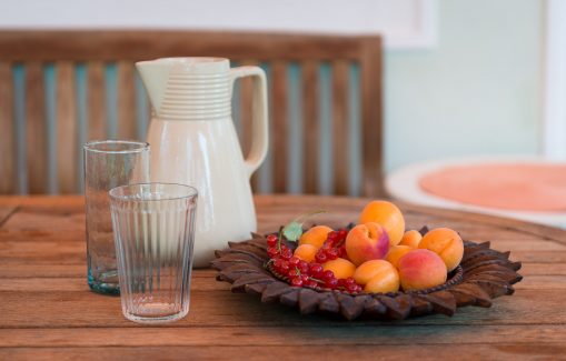 Stillleben Krug und Sommerfrüchte