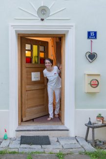 Carina Kraft schaut zur Tür raus