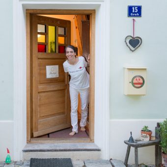 Carina Kraft schaut zur Tür raus