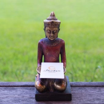 asiatische Figur hält Visitenkarten