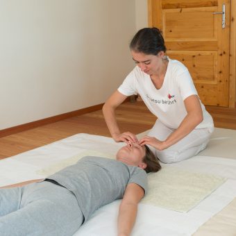 Shiatsubehandlung Stirn ausstreifen