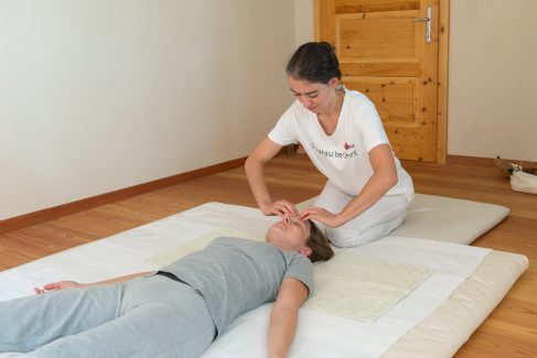 Shiatsubehandlung Stirn ausstreifen